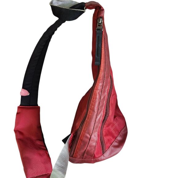 Victorinox Swiss Army Crossbody MonoSling Backpack Gym Bag Red Electronic Pocket - Picture 12 of 15